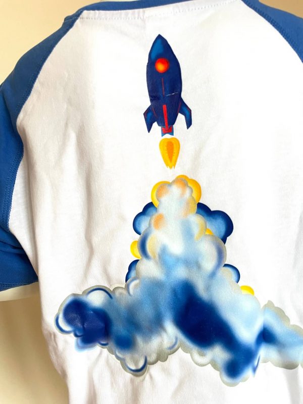 Camiseta cohete niño detalle
